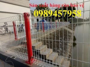 Hàng rào bảo vệ quanh hồ