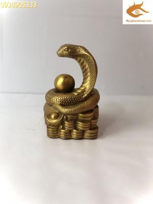 Tượng rắn phong thủy bằng đồng dành cho người tuổi tỵ