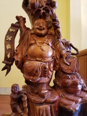 Di lặc gánh cành đào gỗ hương