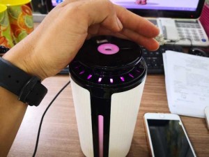 Lưu ý khi sử dụng:
-Nhất thiết phải dùng nguồn nước sạch để đảm bảo vệ sinh và an toàn cho người sử dụng.
-Trong quá trình sử dụng lượng nước trong bình để lâu dễ dẫn đến tình trạng rong rêu và vi khuẩn bám bẩn nếu không vệ sinh hàng ngày dễ dẫn đến tình trạng không tốt cho sức khỏe.
-Không nên để quá nhiều lần tình trạng cạn nước lâu dần dễ dẫn đến hư hỏng máy
- Sử dụng máy có bền hay không, có hiệu quả không là cho chính mình, nếu sử dụng đúng cách, nguồn nước sạch và vệ sinh tốt cho máy thì hiệu quả mang lại là vượt trội, ngược lại bạn sẽ làm ảnh hưởng đến sức khỏe của bạn và gia đình mình.