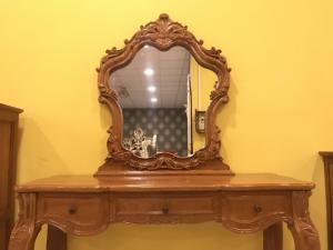 Bàn trang điểm Luois đơn giản