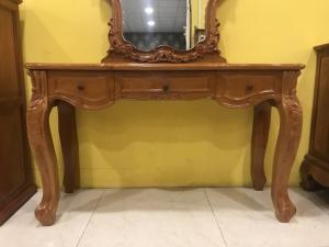 Bàn trang điểm Luois đơn giản