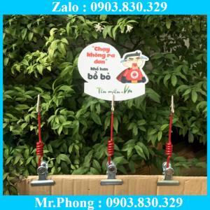 Kẹp nhưa trưng bày đòi hỏi phải có tính thẩm mỹ cao, phù hợp cho các chương trình quảng cáo, cho các event của công ty, nội dung quảng bá thay đổi nhiều, kẹp tưng bày hay còn gọi cách khác là bảng giá siêu thị và các mẫu tương tự đáp ứng được yêu cầu cho chương trình khuyến mãi. Tùy thuộc sản phẩm in ấn, chất liệu, kích thước, chúng tôi sẽ gửi tới Quý khách các tư vấn khác nhau cho từng sản phẩm quảng cáo sao cho phù hợp nhất.
