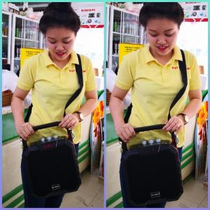 Thiết bị tích hợp sẵn màn hình điện tử ngay trên loa W – King K2 theo dõi các chế độ hoạt động cũng như tình trạng pin. Người dùng có thể quan sát dễ dàng vạch pin và tái sạc khi cần thiết. Bên cạnh đó, ngay măt trên của loa bluetooth W -King K2 tích hợp đa dạng các nút chức năng tùy chỉnh âm thanh như treble, bass.. hay tăng giảm âm lượng cho phù hợp với giọng hát cũng như không gian sử dụng. Người dùng có thể phát các file nhạc có sẵn thông qua cổng cắm USB và thẻ nhớ ngay trên mặt loa dễ dàng thích hợp sử dụng ở hội trợ, hội thảo, du lịch nhóm.
Mặt sau của loa xách tay bluetooth W -King K2 tích hợp sẵn khay đựng micro thuận tiện khi di chuyển chuyển. Đặc biệt, khay đựng micro có thể gấp gọn khi không cần sử dụng. Sản phẩm được thiết kế hiện đại tích hợp những chức năng thông minh nhất mang lại cảm giác thoải mái, tiện nghi khi sử dụng.