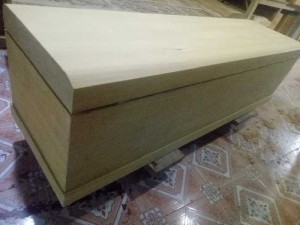 Quan tài gỗ vàng tâm.