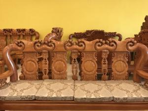 Bộ sofa chạm đào gõ đỏ chân móc 8 món tay 12 – BBG701