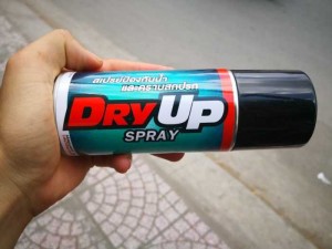HDSD: Xịt đều Dry Up lên bề mặt vật dụng cần chống thấm. Chờ khoảng 5 phút xịt tiếp 1 lớp nữa để gia tăng hiệu quả. Sau 20 phút là đã có tác dụng chống thấm và có thể sử dụng vật dụng ngay. Hiệu quả chống thấm tối ưu sau 3 tiếng.
Lớp nano kéo dài 1 tuần. Trong thời gian 1 tuần nếu gặp mưa nên xịt Dry Up lại.