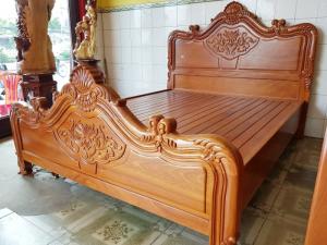 Giường ngủ gõ đỏ hoa văn cổ điển 1,8m