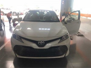 Toyota camry 2.0G màu trắng giao ngay