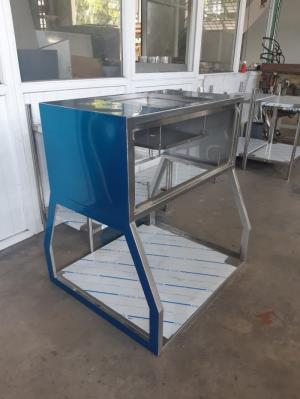 Thông số kỹ thuật tủ:
- Phần bao tủ bằng sắt tấm dày 1.2mm sơn tĩnh điện.
- Công tắc điều khiển & ổ cắm điện đôi bố trí phía trước tủ.
- Mặt làm việc rộng bằng inox 304 dày 1.2mm đảm bảo 02 người thao tác
- Màng lọc thô kích thước 400x400mm gắn trên nóc tủ cho phép lọc bỏ bớt hạt bụi & dễ dàng vệ sinh lọc
- Màng lọc tinh HEPA kích thước 750x450x70mm hiệu quả lọc 99.99% các hạt bụi có kích thước từ 0.3um. Lọc HEPA được nhập khẩu từ hãng KOWA - Đài Loan theo tiêu chuẩn ISO 9001 & Chuẩn FM
- Tủ có 01 đèn UV tiệt trùng
- Chiếu sáng bằng đèn huỳnh quang được bố trí mặt hông tủ giúp chia đều ánh sáng khi thao tác 2 bên
- Công tắc điều khiển đèn chiếu sáng, đèn UV & quạt hút
- Tốc độ gió qua lọc HEPA: 0.3 - 0.45 m/s
- Nguồn điện: 230V/50Hz
Thông số kỹ thuật quạt thổi:
- Quạt thổi cánh bằng nhựapolyamide vận hành êm
- Xuất xứ Đài Loan, sản xuất theo chuẩn chất lượng CE
- Quạt thổi có tính năng tự dừng khi quá nhiệt vả tự khởi động lại khi đã nguội
- Chân đỡ tủ dạng khung bằng sắt sơn tĩnh điện
+ Kích thước: 900*700*700mm(W*D*H)
+ Khung có chân có bánh xe
+ Khung có bố trí vị trí để chân khi cần