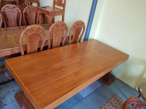 Mặt bàn ăn gỗ bên nguyên tấm