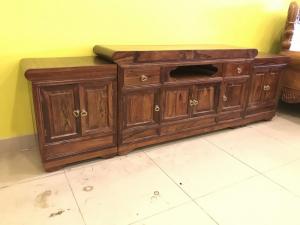 Tủ tivi gỗ cẩm lai 3 cục vân gỗ đẹp