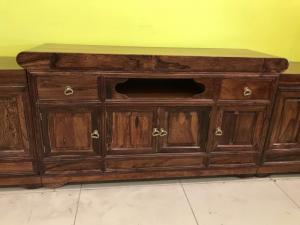 Tủ tivi gỗ cẩm lai 3 cục vân gỗ đẹp