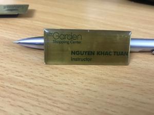 Biển tên và chức danh cho nhân viên- Brandde đồ dùng doanh nghiệp giá rẻ