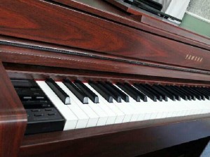 Yamaha CLP 545 like new