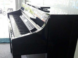 Yamaha CLP 380 PE like new