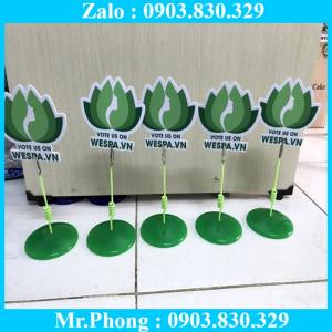 Đế nhưa trưng bày đòi hỏi phải có tính thẩm mỹ cao, phù hợp cho các chương trình quảng cáo, cho các event của công ty, nội dung quảng bá thay đổi nhiều, kẹp tưng bày hay còn gọi cách khác là bảng giá siêu thị và các mẫu tương tự đáp ứng được yêu cầu cho chương trình khuyến mãi. Tùy thuộc sản phẩm in ấn, chất liệu, kích thước, chúng tôi sẽ gửi tới Quý khách các tư vấn khác nhau cho từng sản phẩm quảng cáo sao cho phù hợp nhất.