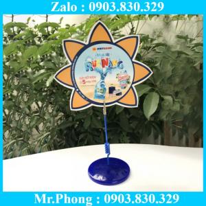 Đế nhưa trưng bày đòi hỏi phải có tính thẩm mỹ cao, phù hợp cho các chương trình quảng cáo, cho các event của công ty, nội dung quảng bá thay đổi nhiều, kẹp tưng bày hay còn gọi cách khác là bảng giá siêu thị và các mẫu tương tự đáp ứng được yêu cầu cho chương trình khuyến mãi. Tùy thuộc sản phẩm in ấn, chất liệu, kích thước, chúng tôi sẽ gửi tới Quý khách các tư vấn khác nhau cho từng sản phẩm quảng cáo sao cho phù hợp nhất.