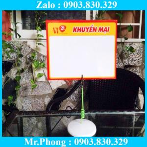 Đế nhưa trưng bày đòi hỏi phải có tính thẩm mỹ cao, phù hợp cho các chương trình quảng cáo, cho các event của công ty, nội dung quảng bá thay đổi nhiều, kẹp tưng bày hay còn gọi cách khác là bảng giá siêu thị và các mẫu tương tự đáp ứng được yêu cầu cho chương trình khuyến mãi. Tùy thuộc sản phẩm in ấn, chất liệu, kích thước, chúng tôi sẽ gửi tới Quý khách các tư vấn khác nhau cho từng sản phẩm quảng cáo sao cho phù hợp nhất.