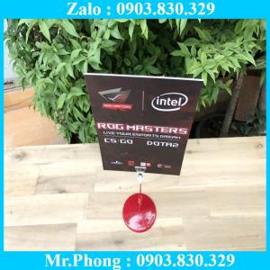 Đế nhưa trưng bày đòi hỏi phải có tính thẩm mỹ cao, phù hợp cho các chương trình quảng cáo, cho các event của công ty, nội dung quảng bá thay đổi nhiều, kẹp tưng bày hay còn gọi cách khác là bảng giá siêu thị và các mẫu tương tự đáp ứng được yêu cầu cho chương trình khuyến mãi. Tùy thuộc sản phẩm in ấn, chất liệu, kích thước, chúng tôi sẽ gửi tới Quý khách các tư vấn khác nhau cho từng sản phẩm quảng cáo sao cho phù hợp nhất.