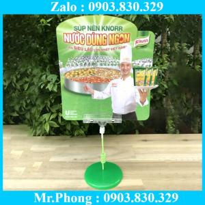 Đế nhưa trưng bày đòi hỏi phải có tính thẩm mỹ cao, phù hợp cho các chương trình quảng cáo, cho các event của công ty, nội dung quảng bá thay đổi nhiều, kẹp tưng bày hay còn gọi cách khác là bảng giá siêu thị và các mẫu tương tự đáp ứng được yêu cầu cho chương trình khuyến mãi. Tùy thuộc sản phẩm in ấn, chất liệu, kích thước, chúng tôi sẽ gửi tới Quý khách các tư vấn khác nhau cho từng sản phẩm quảng cáo sao cho phù hợp nhất.