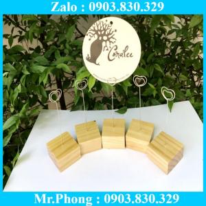 Đế gỗ trưng bày đòi hỏi phải có tính thẩm mỹ cao, phù hợp cho các chương trình quảng cáo, cho các event của công ty, nội dung quảng bá thay đổi nhiều, kẹp tưng bày hay còn gọi cách khác là bảng giá siêu thị và các mẫu tương tự đáp ứng được yêu cầu cho chương trình khuyến mãi. Tùy thuộc sản phẩm in ấn, chất liệu, kích thước, chúng tôi sẽ gửi tới Quý khách các tư vấn khác nhau cho từng sản phẩm quảng cáo sao cho phù hợp nhất.