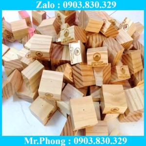 Đế gỗ trưng bày đòi hỏi phải có tính thẩm mỹ cao, phù hợp cho các chương trình quảng cáo, cho các event của công ty, nội dung quảng bá thay đổi nhiều, kẹp tưng bày hay còn gọi cách khác là bảng giá siêu thị và các mẫu tương tự đáp ứng được yêu cầu cho chương trình khuyến mãi. Tùy thuộc sản phẩm in ấn, chất liệu, kích thước, chúng tôi sẽ gửi tới Quý khách các tư vấn khác nhau cho từng sản phẩm quảng cáo sao cho phù hợp nhất.