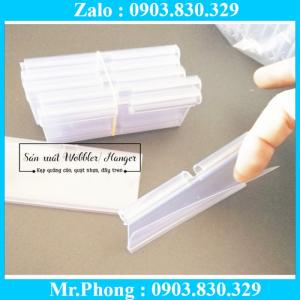 Nẹp nhưa trưng bày đòi hỏi phải có tính thẩm mỹ cao, phù hợp cho các chương trình quảng cáo, cho các event của công ty, nội dung quảng bá thay đổi nhiều, kẹp tưng bày hay còn gọi cách khác là bảng giá siêu thị và các mẫu tương tự đáp ứng được yêu cầu cho chương trình khuyến mãi. Tùy thuộc sản phẩm in ấn, chất liệu, kích thước, chúng tôi sẽ gửi tới Quý khách các tư vấn khác nhau cho từng sản phẩm quảng cáo sao cho phù hợp nhất.
