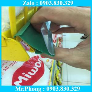 Nẹp nhưa trưng bày đòi hỏi phải có tính thẩm mỹ cao, phù hợp cho các chương trình quảng cáo, cho các event của công ty, nội dung quảng bá thay đổi nhiều, kẹp tưng bày hay còn gọi cách khác là bảng giá siêu thị và các mẫu tương tự đáp ứng được yêu cầu cho chương trình khuyến mãi. Tùy thuộc sản phẩm in ấn, chất liệu, kích thước, chúng tôi sẽ gửi tới Quý khách các tư vấn khác nhau cho từng sản phẩm quảng cáo sao cho phù hợp nhất.