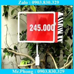 Khung nhưa trưng bày đòi hỏi phải có tính thẩm mỹ cao, phù hợp cho các chương trình quảng cáo, cho các event của công ty, nội dung quảng bá thay đổi nhiều, kẹp tưng bày hay còn gọi cách khác là bảng giá siêu thị và các mẫu tương tự đáp ứng được yêu cầu cho chương trình khuyến mãi. Tùy thuộc sản phẩm in ấn, chất liệu, kích thước, chúng tôi sẽ gửi tới Quý khách các tư vấn khác nhau cho từng sản phẩm quảng cáo sao cho phù hợp nhất.