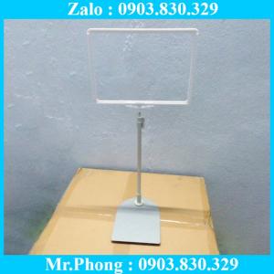 Khung Kẹp nhưa trưng bày đòi hỏi phải có tính thẩm mỹ cao, phù hợp cho các chương trình quảng cáo, cho các event của công ty, nội dung quảng bá thay đổi nhiều, kẹp tưng bày hay còn gọi cách khác là bảng giá siêu thị và các mẫu tương tự đáp ứng được yêu cầu cho chương trình khuyến mãi. Tùy thuộc sản phẩm in ấn, chất liệu, kích thước, chúng tôi sẽ gửi tới Quý khách các tư vấn khác nhau cho từng sản phẩm quảng cáo sao cho phù hợp nhất.
