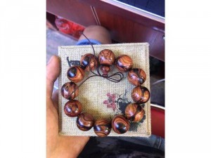 vòng tay sưa đỏ mắt quỷ