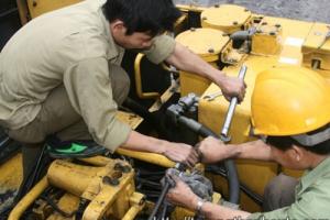 Sửa chữa máy ép thủy lực.