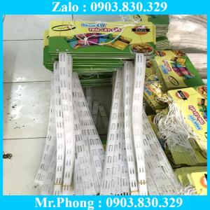 Dây hanger trưng bày đòi hỏi phải có tính thẩm mỹ cao, phù hợp cho các chương trình quảng cáo, cho các event của công ty, nội dung quảng bá thay đổi nhiều, kẹp tưng bày hay còn gọi cách khác là bảng giá siêu thị và các mẫu tương tự đáp ứng được yêu cầu cho chương trình khuyến mãi. Tùy thuộc sản phẩm in ấn, chất liệu, kích thước, chúng tôi sẽ gửi tới Quý khách các tư vấn khác nhau cho từng sản phẩm quảng cáo sao cho phù hợp nhất.