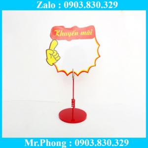 Đế mica trưng bày đòi hỏi phải có tính thẩm mỹ cao, phù hợp cho các chương trình quảng cáo, cho các event của công ty, nội dung quảng bá thay đổi nhiều, kẹp tưng bày hay còn gọi cách khác là bảng giá siêu thị và các mẫu tương tự đáp ứng được yêu cầu cho chương trình khuyến mãi. Tùy thuộc sản phẩm in ấn, chất liệu, kích thước, chúng tôi sẽ gửi tới Quý khách các tư vấn khác nhau cho từng sản phẩm quảng cáo sao cho phù hợp nhất.