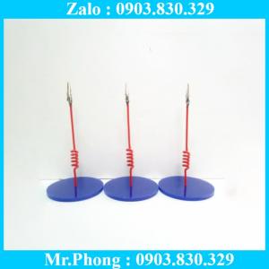 Đế mica trưng bày đòi hỏi phải có tính thẩm mỹ cao, phù hợp cho các chương trình quảng cáo, cho các event của công ty, nội dung quảng bá thay đổi nhiều, kẹp tưng bày hay còn gọi cách khác là bảng giá siêu thị và các mẫu tương tự đáp ứng được yêu cầu cho chương trình khuyến mãi. Tùy thuộc sản phẩm in ấn, chất liệu, kích thước, chúng tôi sẽ gửi tới Quý khách các tư vấn khác nhau cho từng sản phẩm quảng cáo sao cho phù hợp nhất.