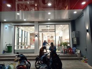 Thi công kính trang trí nội thất showroom