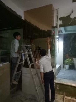 Thi công kính màu trà trang trí ốp tường phòng khách