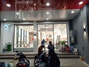 Thi công vách kính cường lực cho showroom