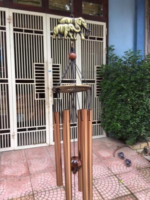 MỘT TÁC DỤNG KHÔNG NGỜ Ở NƠI TREO CHUÔNG GIÓ SẼ ĐƯỢC TĂNG SINH KHÍ VÀ HÓA GIẢI MUỘN PHIỀN CỦA GIA CHỦ
????Chuông gió rất linh hoạt và dễ dàng sử dụng cũng như trang trí cho ngôi nhà. Có thể là cửa sổ, sân vườn hay trong phòng…hoặc đặt chuông gió ở phía trước lối vào là sự cảnh báo nếu có sự xâm nhập của kẻ xấu mặc dù chủ nhân không ở đó.
????????️CÁCH TREO CHUÔNG GIÓ THEO PHONG THỦY
Không nên treo chuông gió ở nơi bàn ăn, chỗ ngồi, ngay giường ngủ và tránh không nên đứng dưới chuông gió thường xuyên vì nó dễ gây điềm chấn thương ở đầu, các bệnh khác cũng như tai nạn không may.
Lưu ý: Với chuông gió thì quý anh/chị chọn 3 vị trí: cửa chính, ban công, cửa sổ, (có thể treo sân vườn )để treo là đẹp nhất. Nên treo chuông gió vào ngày mùng 1 , ngày 15 âm lịch hoặc ngày đẹp trong tháng.