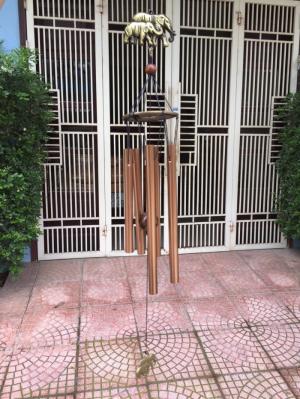 MỘT TÁC DỤNG KHÔNG NGỜ Ở NƠI TREO CHUÔNG GIÓ SẼ ĐƯỢC TĂNG SINH KHÍ VÀ HÓA GIẢI MUỘN PHIỀN CỦA GIA CHỦ
????Chuông gió rất linh hoạt và dễ dàng sử dụng cũng như trang trí cho ngôi nhà. Có thể là cửa sổ, sân vườn hay trong phòng…hoặc đặt chuông gió ở phía trước lối vào là sự cảnh báo nếu có sự xâm nhập của kẻ xấu mặc dù chủ nhân không ở đó.
????????️CÁCH TREO CHUÔNG GIÓ THEO PHONG THỦY
Không nên treo chuông gió ở nơi bàn ăn, chỗ ngồi, ngay giường ngủ và tránh không nên đứng dưới chuông gió thường xuyên vì nó dễ gây điềm chấn thương ở đầu, các bệnh khác cũng như tai nạn không may.
Lưu ý: Với chuông gió thì quý anh/chị chọn 3 vị trí: cửa chính, ban công, cửa sổ, (có thể treo sân vườn )để treo là đẹp nhất. Nên treo chuông gió vào ngày mùng 1 , ngày 15 âm lịch hoặc ngày đẹp trong tháng.