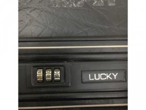 Vali kéo hiệu Lucky cỡ đại, chất liệu nhựa dày xịn, còn cực tốt, bánh xe, tay kéo tốt, mã số 398, 1 bên chốt sườn bị hỏng nhưng vẫn dùng rất tốt, kt 72x24x58 cm