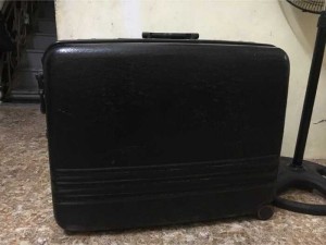 Vali kéo hiệu Lucky cỡ đại, chất liệu nhựa dày xịn, còn cực tốt, bánh xe, tay kéo tốt, mã số 398, 1 bên chốt sườn bị hỏng nhưng vẫn dùng rất tốt, kt 72x24x58 cm