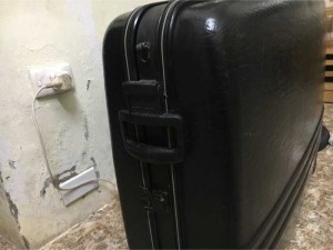 Vali kéo hiệu Lucky cỡ đại, chất liệu nhựa dày xịn, còn cực tốt, bánh xe, tay kéo tốt, mã số 398, 1 bên chốt sườn bị hỏng nhưng vẫn dùng rất tốt, kt 72x24x58 cm