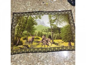 Tranh thảm Turkey Gia đình nhà hươu trong rừng thông, tranh còn đẹp, sạch sẽ về căng khung gỗ là ok, kt 97x143cm