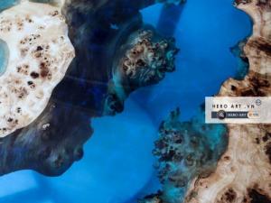 Bàn đổ keo epoxy mặt tròn
Trang trí quán cafe bàn keo epoxy