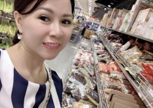 Hoa hậu áo dài doanh nhân thế giới Võ Thị Thu Sương nhà sáng lập Đặc sản 82
Đang nhập nguyên liệu tại Singapore