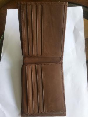 mặt trong của ví có nhiều ngăn