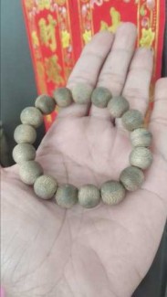 Vòng đeo tay trầm hương tốc tự nhiên