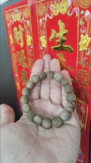 Vòng đeo tay trầm hương tốc tự nhiên